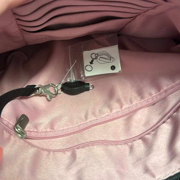 Travelon Black crossbody security travel bag with purse light NWOT - Picture 6 of 9